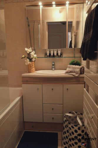 une salle de bain avec un lavabo, un miroir et une baignoire dans l'établissement Résidence BelvÉdÈre - T2 familial de 37 m² à Courchevel 1650 MAE-5884, à Courchevel