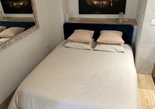 un lit avec deux oreillers dessus dans une chambre dans l'établissement Suite La Bella Vista, à Tanneron