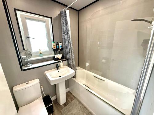 South Gyle House - SuperFast WiFi and Free Parking - 7 minutes from Edinburgh Airport photo 4