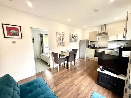 South Gyle House - SuperFast WiFi and Free Parking - 7 minutes from Edinburgh Airport photo 1