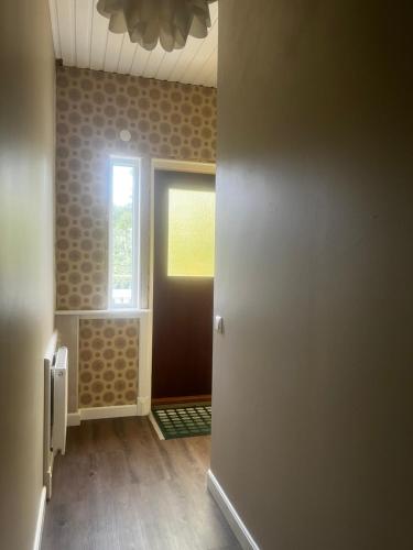 an empty room with a window and a door at Kulla Skola in Veddige