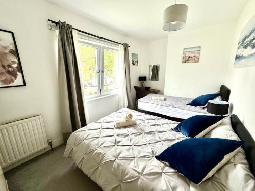 Postel nebo postele na pokoji v ubytování South Gyle House - SuperFast WiFi and Free Parking - 7 minutes from Edinburgh Airport