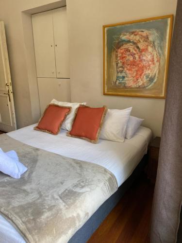 a bedroom with two beds and a painting on the wall at BbCasita Blue in Santiago