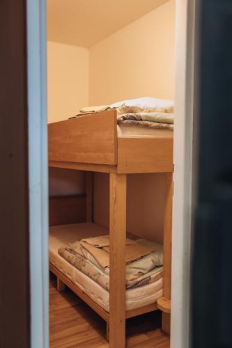 a room with a bunk bed in a room at Rekreační a školicí středisko Zájezek in Chlum u Třeboně