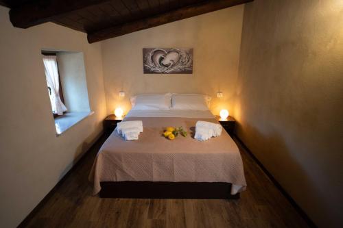 una camera da letto con un letto decorato con fiori di Villa Fontana a Casa Boscarelli