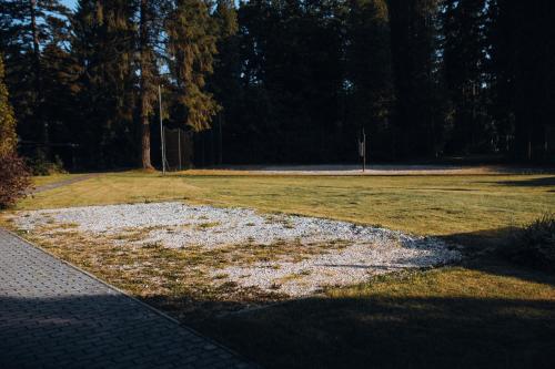a park with a field of grass and trees at Rekreační a školicí středisko Zájezek in Chlum u Třeboně
