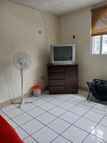 Una televisión o centro de entretenimiento en lindo apartamento