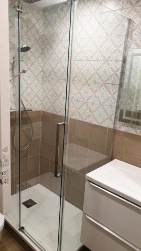 une douche avec une porte vitrée dans une salle de bain dans l'établissement Résidence Zodiac - Studio pour 4 Personnes 954, à Aime La Plagne