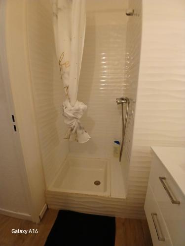 Ένα μπάνιο στο Aix Pont de Larc California 2 Coté Jardin - Parking