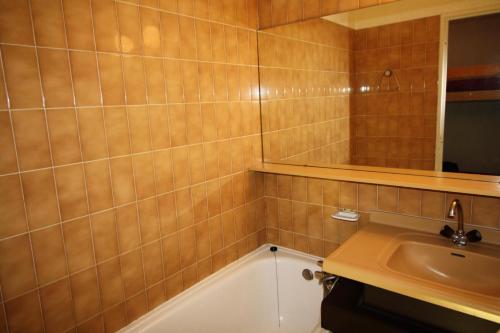une salle de bain avec un lavabo et une baignoire dans l'établissement Résidence Home Club 2 - Plusieurs studios disponibles pour vos séjours en famille ou entre amis MAE-3397, à Tignes