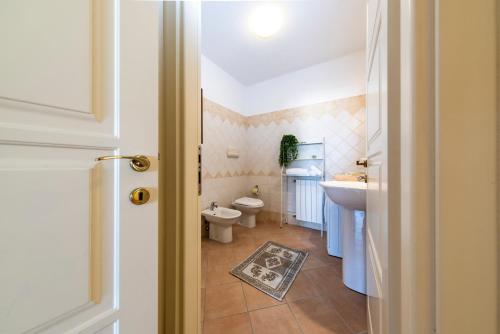 a bathroom with a toilet and a sink at NG Collection I Graniti in Olbia