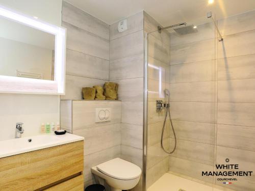 une salle de bain avec une douche, des toilettes et un lavabo dans l'établissement Résidence Ariondaz Hellebore - Beau T2 Cabine pour 5 personnes MAE-7724, à Courchevel