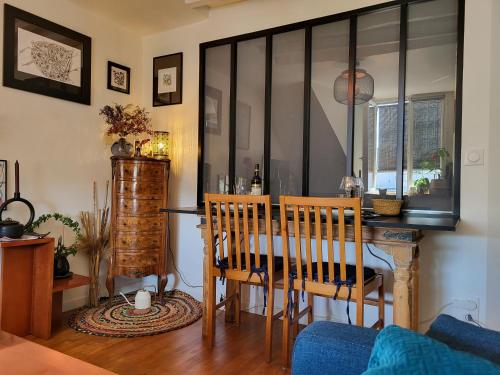 un salon avec une table et des chaises de salle à manger dans l'établissement Martyrs 