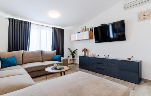 Televízia a/alebo spoločenská miestnosť v ubytovaní 3 Bedroom Beautiful Apartment In Solin