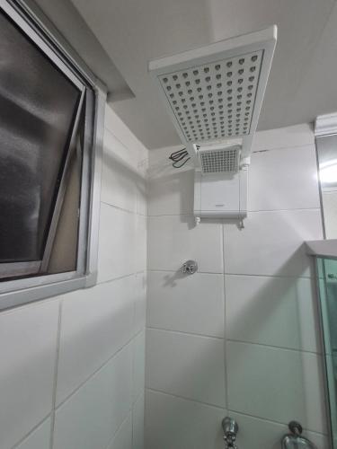 a bathroom with a shower with a window at Apartamento aconchegante e bem localizado in Belo Horizonte
