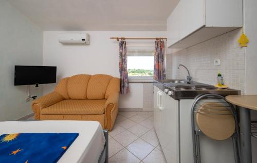 Lovely Apartment In Pula With Kitchen
