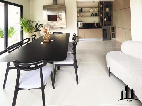 a kitchen and dining room with a black table and chairs at Edificio Spirit Mariscal in Asuncion