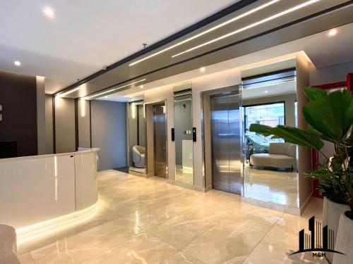a lobby with a waiting room with a couch in it at Edificio Spirit Mariscal in Asuncion
