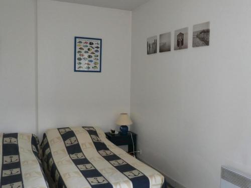 a bedroom with two beds and a lamp on a table at Appartement 2 personnes - Face plage Valentin - FR-1-843-24 in Le Croisic