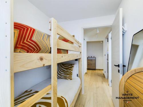 quelques lits superposés dans une chambre dans l'établissement Résidence Ariondaz Heliantheme - Appartement pour 6 personnes exposé Sud MAE-8931, à Courchevel