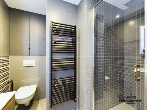 une salle de bain avec toilettes et douche dans l'établissement Résidence Ariondaz Heliantheme - Appartement pour 6 personnes exposé Sud MAE-8931, à Courchevel