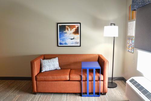 an orange couch with a blue table in a room at Hampton Inn Cabot in Cabot