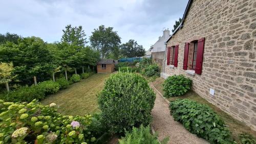Ein Garten an der Unterkunft Maison traditionnelle en pierre - Penn'ti