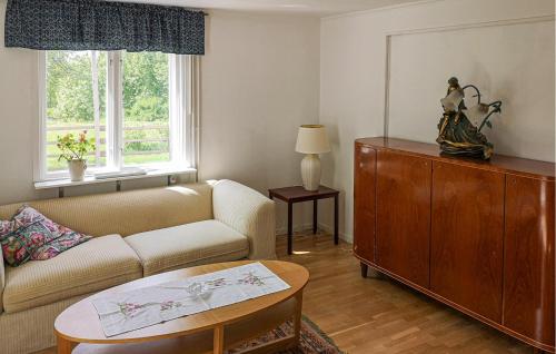 a living room with a couch and a table at Lovely Home In Berghem With Wifi in Berghem