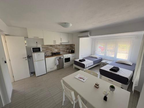 Sapphire Apartment , Beachfront Family Apartment for 4 with Private Garden, 1-Minute Walk to the Beach