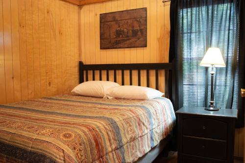 Ένα ή περισσότερα κρεβάτια σε δωμάτιο στο Lakeview Cedar Cabin - Whistle Stop - 2