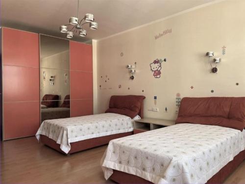 Apartment Ivana - free parking في كارلوفي فاري: غرفة نوم بها سريرين ومرآة