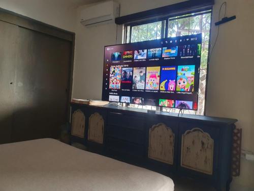 Un dormitorio con un televisor encima de una cómoda. en Torreón 1 - Habitación cerca del aeropuerto con alberca, en Torreón