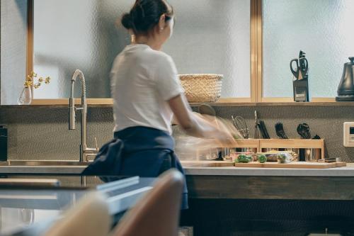 大多喜町にあるGreen Residence -ohtaki- - Vacation STAY 03584vの女が台所で料理をしている