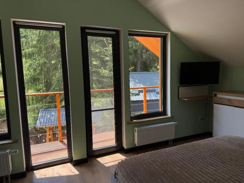 Televiisor ja/või meelelahutuskeskus majutusasutuses Savanna Mountain forest resort