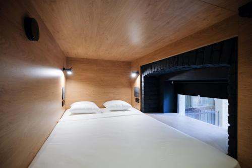 Un pat sau paturi într-o cameră la InBox Capsule Hotel