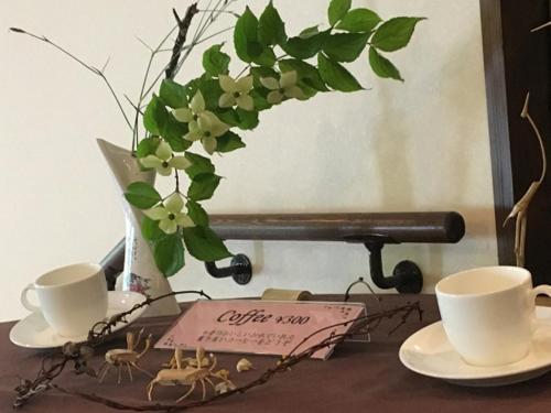 a table with two cups and a vase with a plant at Ebisuya - Vacation STAY 31583v in Hirayu