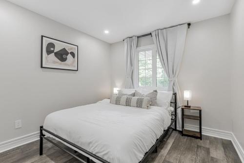 Ένα ή περισσότερα κρεβάτια σε δωμάτιο στο Innisfil retreat