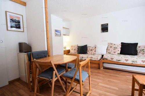 un salon avec une table et un canapé dans l'établissement Résidence Les Soldanelles - Studio divisible 4 pers - LES SOLDANELLES - PLAGNE VILLAGES MAE-5944, à Aime La Plagne