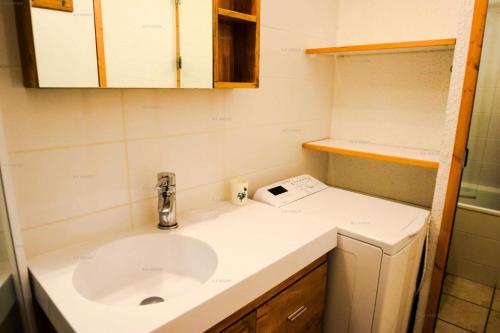 - un comptoir de salle de bains avec lavabo dans une petite pièce dans l'établissement Résidence Les Soldanelles - Studio divisible 4 pers - LES SOLDANELLES - PLAGNE VILLAGES MAE-5944, à Aime La Plagne