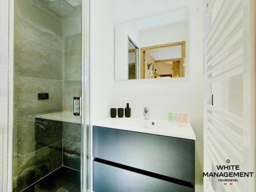 une salle de bain avec un lavabo et une douche dans l'établissement Résidence Ariondaz Heliantheme - Penthouse intimiste avec mezzanine MAE-9074, à Courchevel