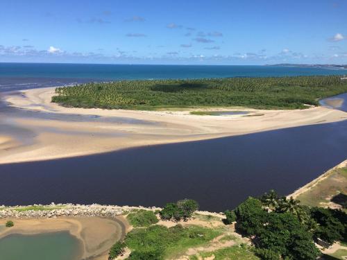 an aerial view of a beach and the ocean at Marinas da Barra - Flat Beira-Mar em Barra de Jangada por Yolo in Recife