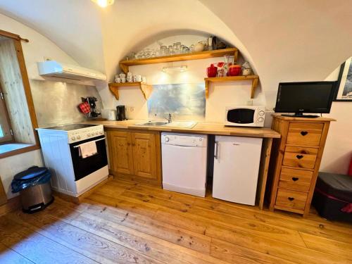 une petite cuisine avec un évier et une cuisinière dans l'établissement Chalet Chardons - Appartement situé à 4km des pistes MAE-6451, à Saint-Martin-de-Belleville