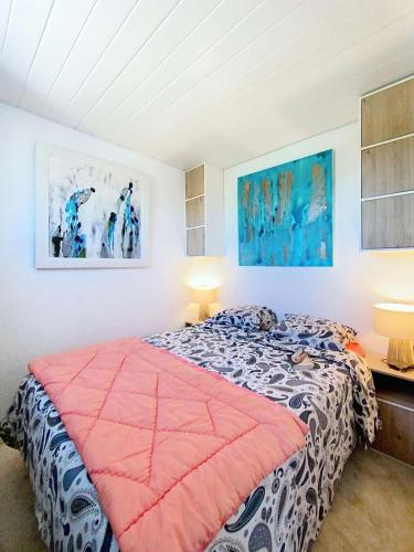 une chambre avec un lit avec une couverture rouge dans l'établissement Résidence Bleu Marine - Proche océan appartement 4 personnes, résidence avec piscine, Lacanau Océan MAE-7181, à Lacanau