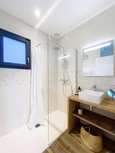 une salle de bain avec une douche en verre et un lavabo dans l'établissement Résidence 03280-lacanau - Proche du lac magnifique cottage avec piscine privée pour 7 personnes MAE-0491, à Lacanau