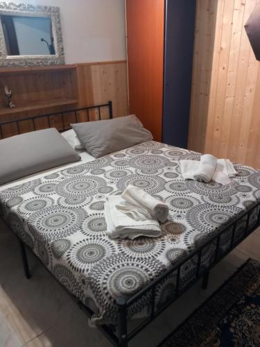 a bed with towels and towels on top of it at appartamento in Ponte San Marco
