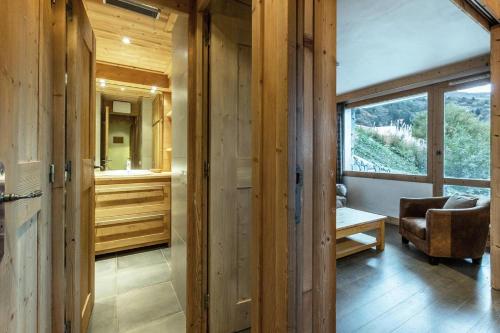 La salle de bains est pourvue d'un miroir, d'une chaise et d'une fenêtre. dans l'établissement Résidence Arc En Ciel - ARC EN CIEL I03<br /> MAE-4081, à Les Allues