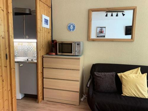 une cuisine avec un micro-ondes sur un comptoir avec un canapé dans l'établissement Résidence La Taiga - Résidence TAIGA N°R2 MAE-1481, à La Plagne Tarentaise