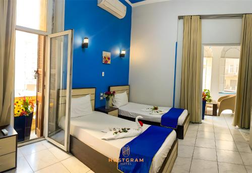 Postel nebo postele na pokoji v ubytování Hostgram Downtown Hotel & Suites
