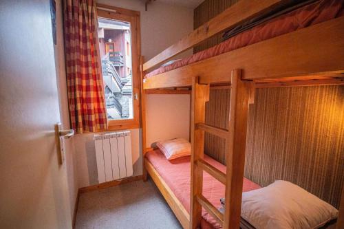 une petite chambre avec deux lits superposés et une fenêtre dans l'établissement Résidence Cristallin G - CRISTALLIN 12 MAE-6651, à Valmorel
