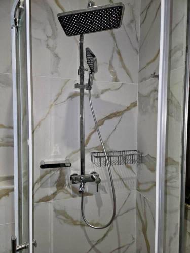 una doccia con soffione in un bagno di Résidence MYA a Dakar